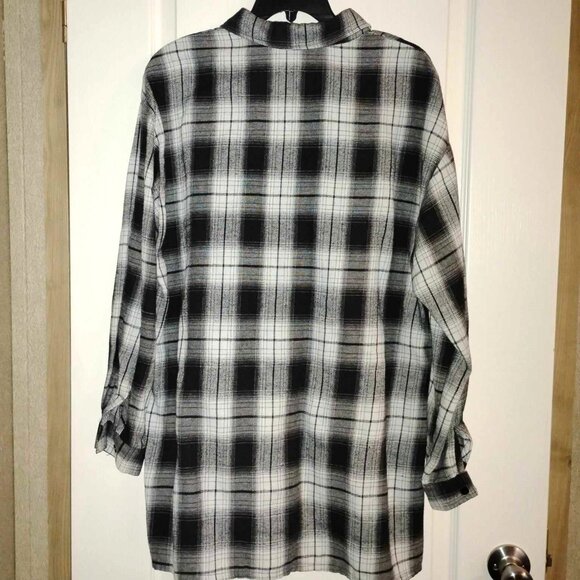 Size XL women's black and white retro style button up flannel. - Picture 3 of 4